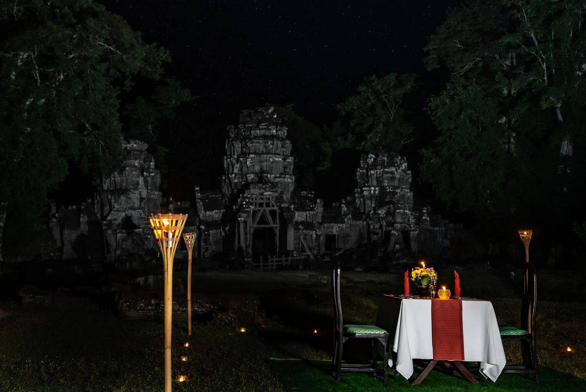Candlelit dinner for two near ancient ruins